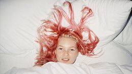 Kate Moss, Alexander McQueen e le notti nei club: 5 ragioni per innamorarsi della mostra Anni ’90 della Tate Britain