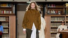 Tendenza giacche in suede, i modelli must-have della moda Autunno 2026 tra blazer, giubbotti e mini jacket