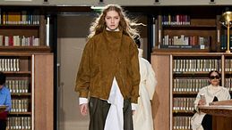 Tendenza giacche in suede, i modelli must-have della moda Autunno 2026 tra blazer, giubbotti e mini jacket