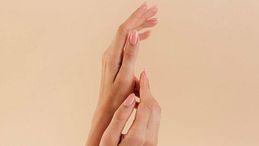 Unghie di primavera: più corte, naturali e luminose