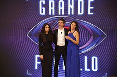 Giuseppe Garibaldi bacia Beatrice Luzzi prima di abbandonare il GF