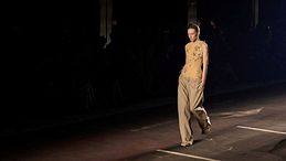 Morbidi e leggeri, i pantaloni di tendenza per look eleganti e comodi