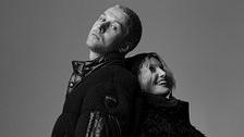 Bryan Adams firma la campagna Blauer Autunno/Inverno 2026-2027, un racconto in black&white che intreccia moda, musica e autenticità