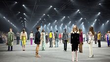 Paris Fashion Week SS26: Valentino, le lucciole come simbolo della resistenza della bellezza