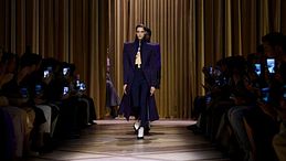 Paris Fashion Week FW26-27: le tendenze dalle sfilate. Il volume come corazza del nostro tempo  
