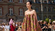 Blooming tales, la moda conferma la sua ossessione per i fiori (d’estate, ma anche per il prossimo autunno)