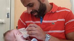 Luca Trapanese, il primo abbraccio con la figlia Alba