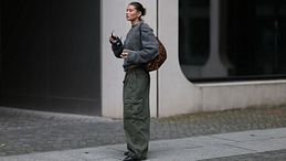 Pantaloni kaki: tendenze e idee shopping per i look utility chic della Primavera 2026