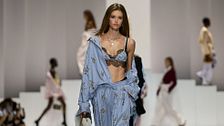 Il nuovo vocabolario del beachwear per l’Estate 2026, guida ai costumi da bagno dalle passerelle