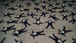 Cos'è Storm e perché le sue divise preppy sono già virali 