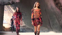 La sfilata Pucci a Siracusa celebra edonismo e libertà