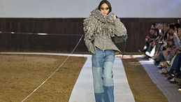 Il nuovo denim d’autunno, i 5 jeans di tendenza dalle sfilate e i modelli da avere ora