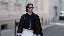 Come abbinare il marrone con il blu, guida alla color combo più chic e cool della moda Autunno 2026