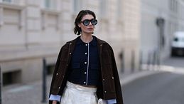 Come abbinare il marrone con il blu, guida alla color combo più chic e cool della moda Autunno 2026