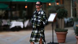 La gonna in tartan è la regina dello street style e della moda Autunno 2026, ma come si porta?