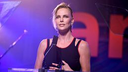 Charlize Theron reinventa lo smoky eyes, il trucco che non sarà più lo stesso 