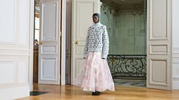 Gonna e maglione, la combo chic che conquista passerelle e star