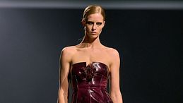Rosso oxblood, pizzo e corsetti, ispirazione dalle passerelle per look Halloween 2026 a prova di fashion 