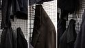 L'arte povera di Jannis Kounellis a Milano: che cosa significa la sua installazione di 70 cappotti   