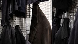 L'arte povera di Jannis Kounellis a Milano: che cosa significa la sua installazione di 70 cappotti   