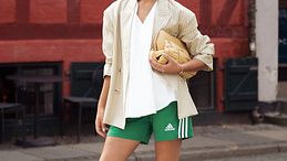 I pantaloncini sportivi sono il capo facile e funzionale per affrontare il caldo estivo con un tocco cool