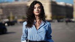 Camicia azzurra, l’eterno passe-partout che accende la primavera