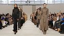 La sfilata Max Mara Primavera/Estate 2027 celebra le donne e le atmosfere del viaggio