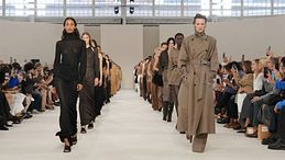 La sfilata Max Mara Primavera/Estate 2027 celebra le donne e le atmosfere del viaggio