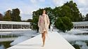 La sfilata Christian Dior Primavera/Estate 2027 mette al centro la leggerezza e il flou