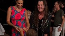 Belén Rodriguez balla con la mamma e la figlia: il video di tre generazioni