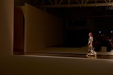 Milano Fashion Week SS26: Roberto Cavalli, il bagliore dell’oro come simbolo di regalità  