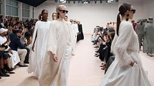 Il bianco illumina il guardaroba dell'inverno