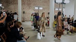 Milano Fashion Week SS26: è il turno di Max Mara, Genny, Boss, Moschino e MM6 Maison Margiela