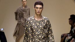 Il sogno nel deserto di Emporio Armani, in assenza di Re Giorgio
