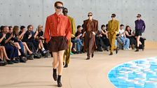 Paris Fashion Week Uomo, le prime sfilate sono un viaggio tra sensualità e leggerezza