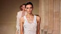 A prova di stile e temperature estive, i tank top e le canotte bianche sono la tendenza del momento
