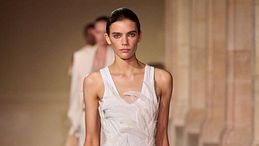 A prova di stile e temperature estive, i tank top e le canotte bianche sono la tendenza del momento