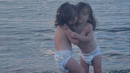 Veronica Peparini e Andreas Muller, l'estate con le gemelline