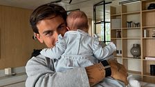 Paulo Dybala, la foto social e l'abbraccio con la figlia Gia