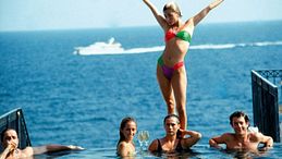 Nessuno fotografava l’estate meglio di Slim Aarons e Martin Parr
