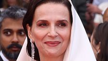 Binoche incanta a Cannes: è l'ultima diva sedotta dal foulard