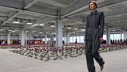 Blazer cropped: come indossare la giacca corta tormentone di stagione