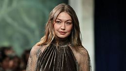 New York Fashion Week FW2627: come Ralph Lauren con Gigi Hadid riscrive i codici dell’abito da sera  