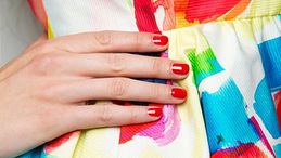 Nail mania, ecco perché il rosso corallo è la nuance passepartout perfetta per l'estate 