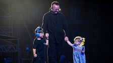 Gigi D'Alessio sul palco con i figli Francesco e Ginevra