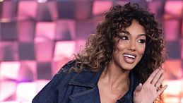 Samira Lui commossa per la sorpresa di Gerry Scotti: "Posso dirgli solo grazie"