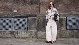 Come abbinare i pantaloni bianchi a settembre? 3 idee di styling per indossarli anche in autunno