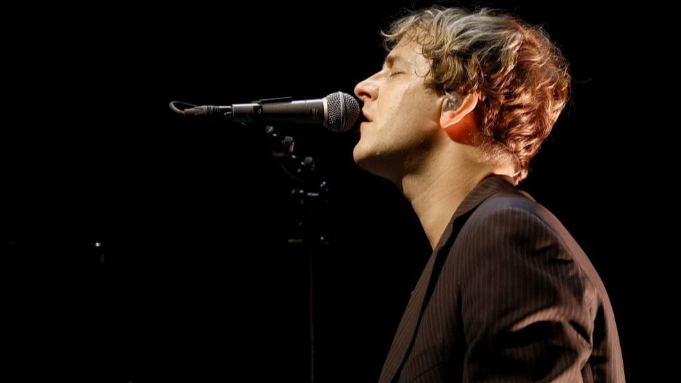 Tom Odell in concerto a Milano: musica d'autore e stile quiet luxury ...