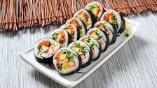 Non chiamatelo sushi: cos’è il gimbap, il comfort food (sano) lanciato dalle star coreane