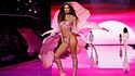 La prima volta di Emily Ratajkowski fra gli “angeli” di Victoria's Secret 
